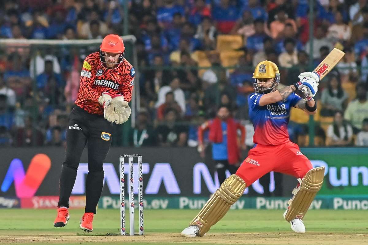 Virat Kohli Gets Angry, Kicks the Ground, Shouts at RCB Friends while SRH Causes Chaos