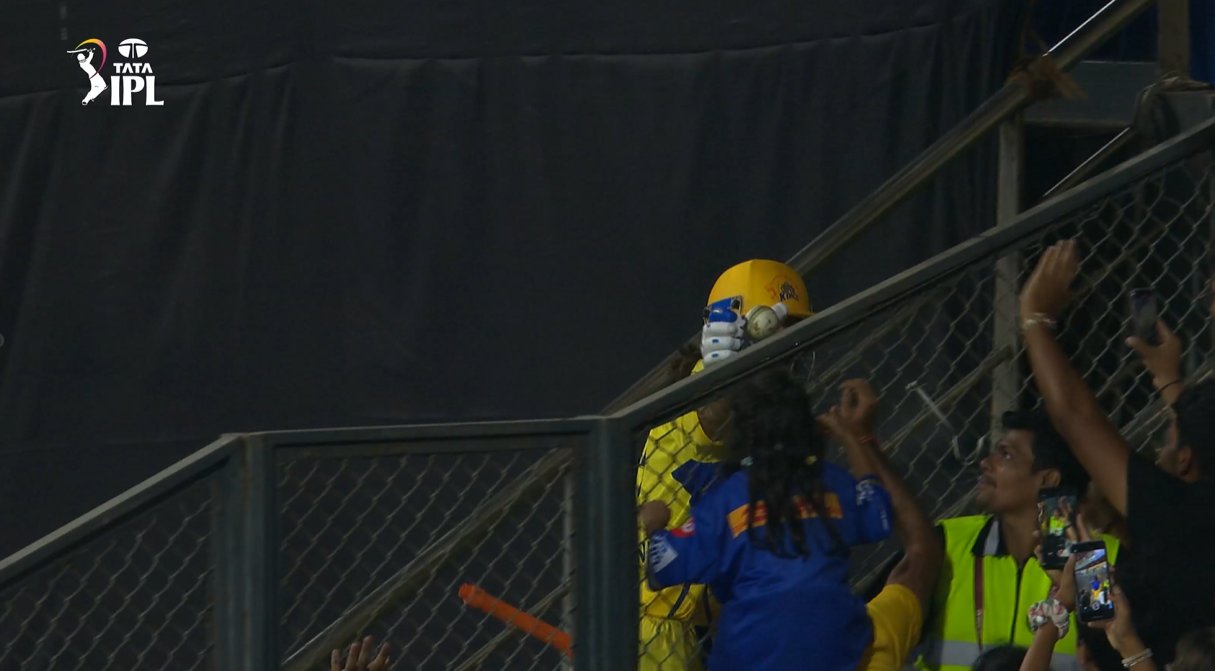 MS Dhoni makes young fan happy by giving her a ball after quick performance against MI