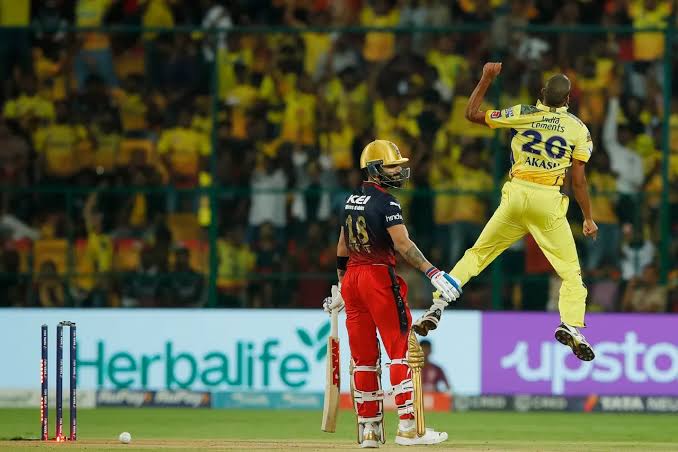 IPL 2023: Watch Virat Kohli’s Bizarre Dismissal in the CSK vs RCB Game