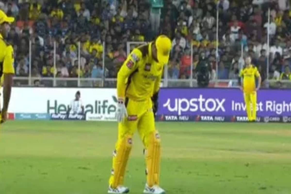 MS Dhoni Gets Hit While Keeping in IPL Opener; Escapes Serious Injury