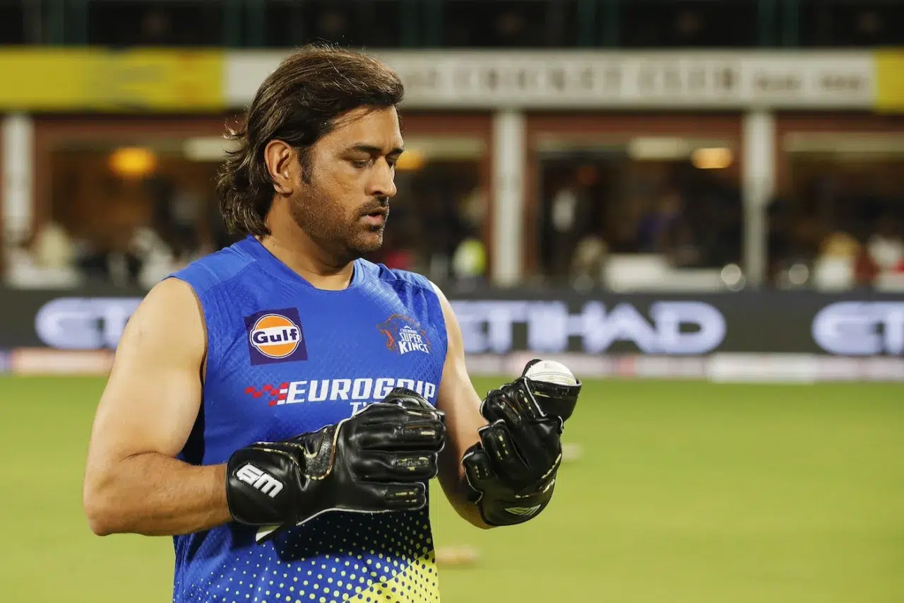 Watch: Fans became extremely happy when MS Dhoni entered the on-field in Hyderabad