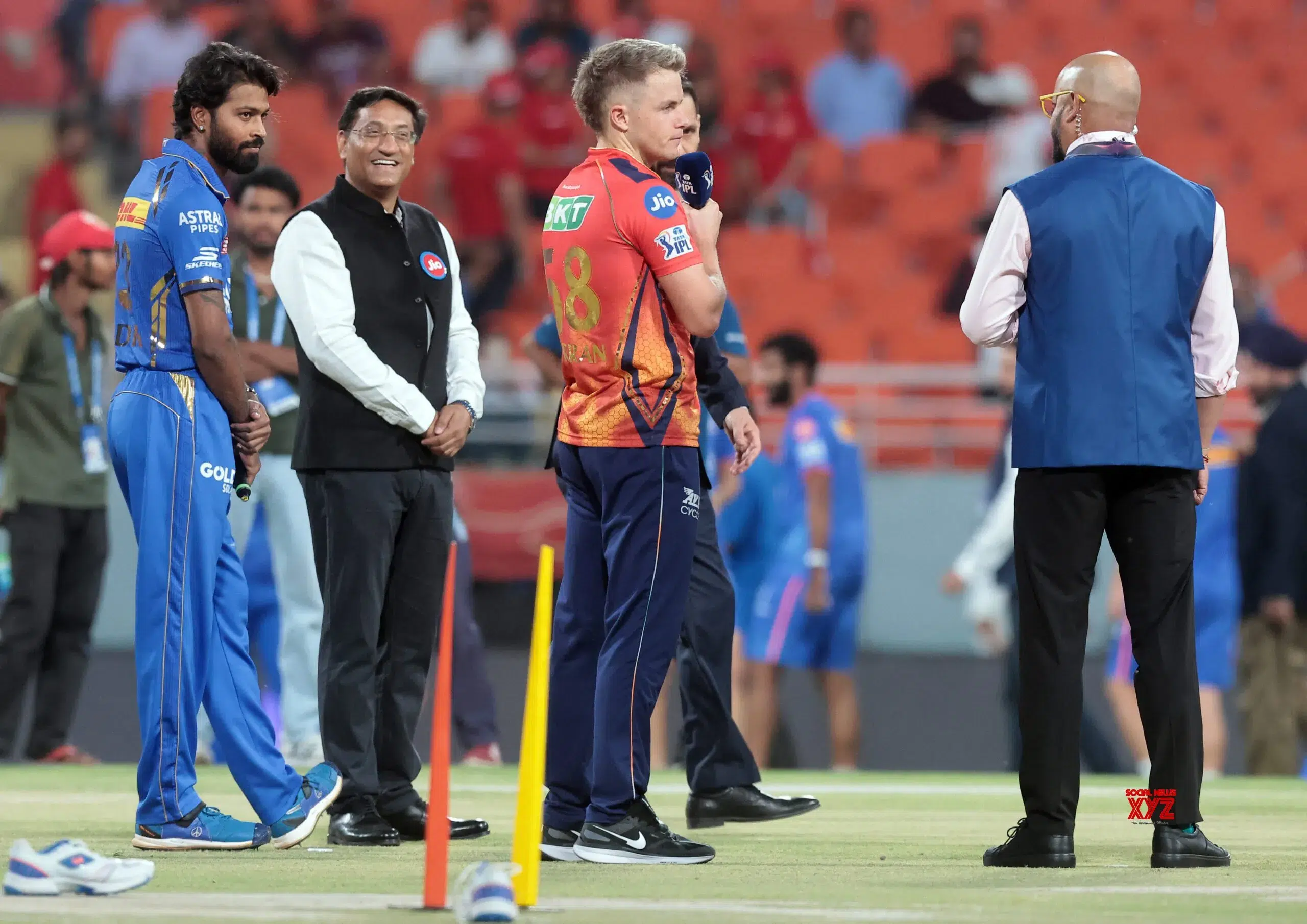 Watch: Sam Curran Hurries to Verify Coin Toss Against MI; Hardik Pandya Finds Humor in the Situation